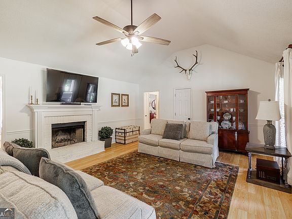 5th image of 1010 Julian Ct