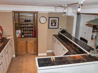 10 Lake Ct, Grosse Pointe, MI 48230