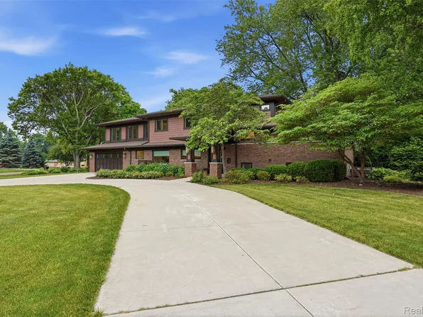 218 Hillboro Dr, Bloomfield Hills, MI 48301