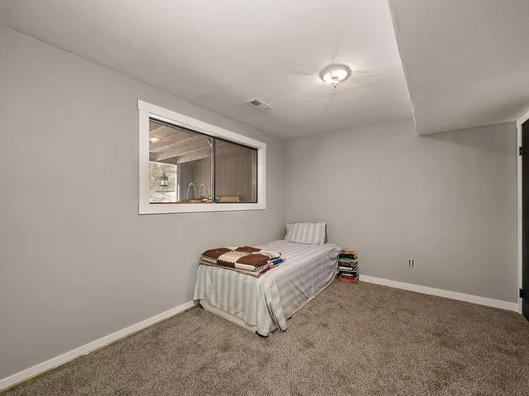 11825 N Fairwood Dr — Photo 32