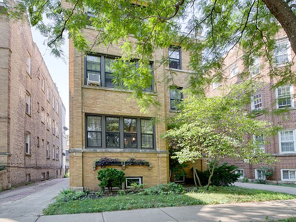 3rd image of 2037 W Morse Ave APT 1