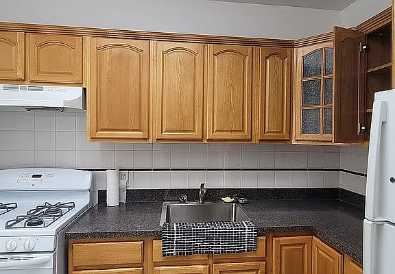 3rd image of 198 Ellery St #2