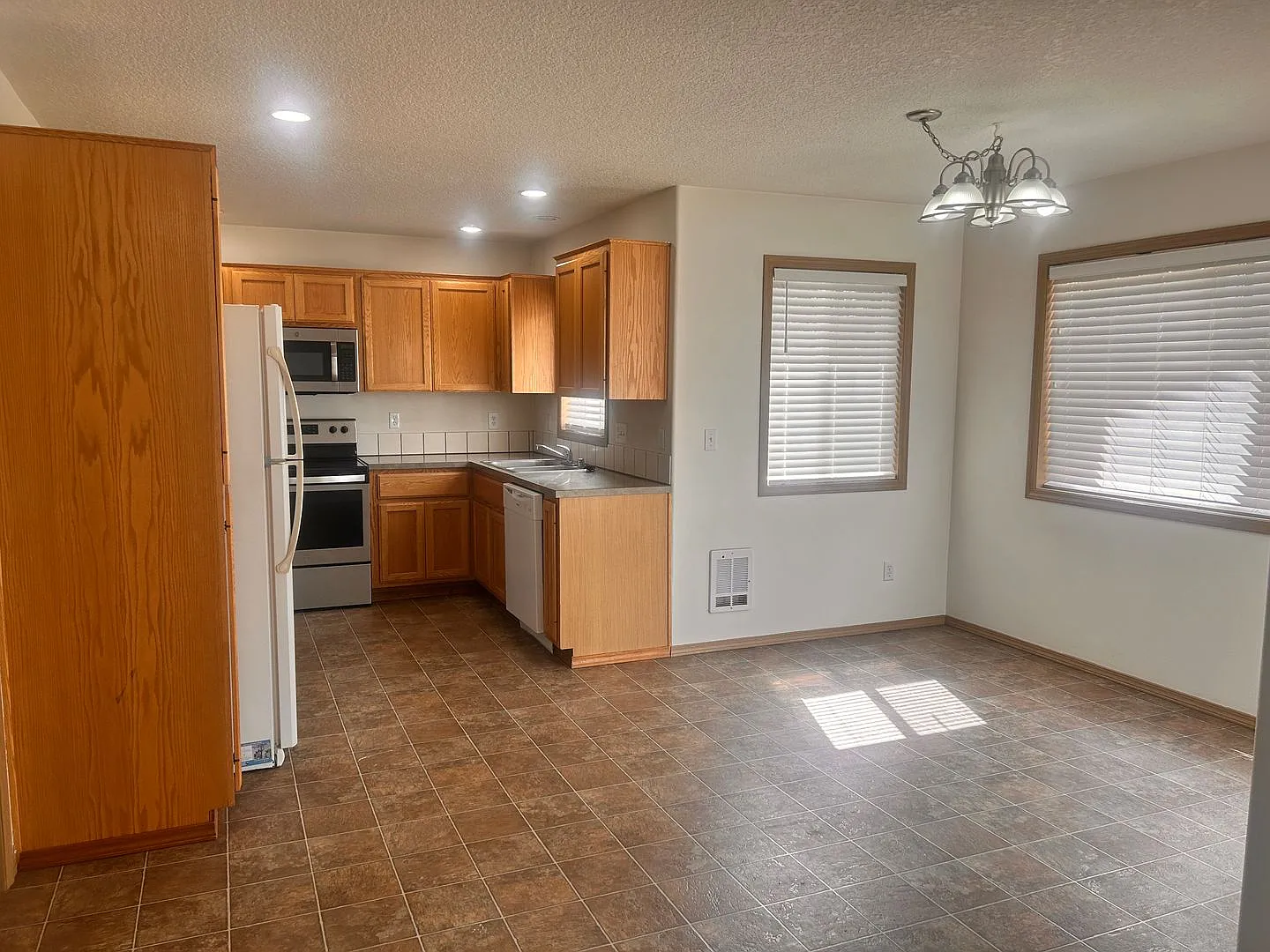 Charming Battle Ground Two-Story Home with Fenced Backyard! — Photo 4