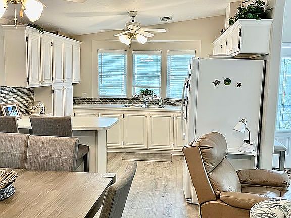 5th image of 276 Bainbridge Dr
