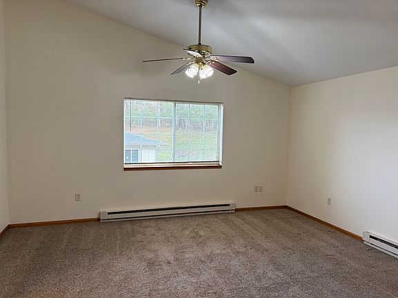 4th image of 520 Woodridge Ct #A