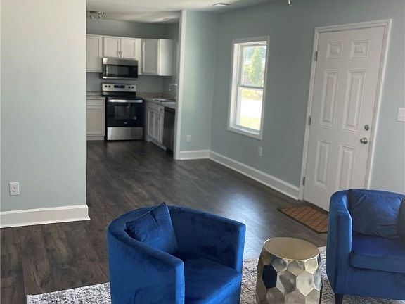 3rd image of 161 Kensington Cir
