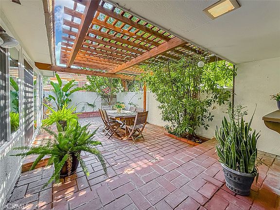 3rd image of 10439 Larwin Ave
