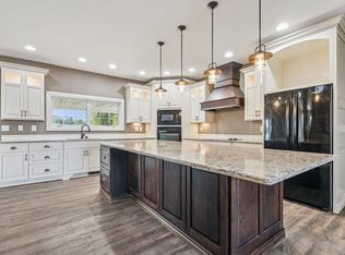 1911 Honey Creek Rd, Manchester, IA 52057