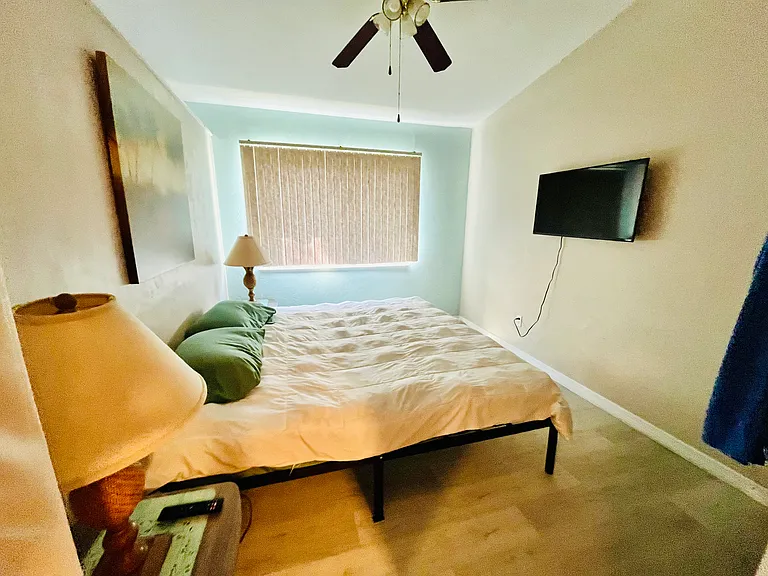 714 Kristina Ct #1B — Photo 8