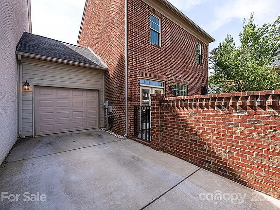 3rd image of 500 Summerfield Pl