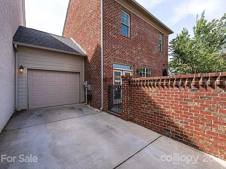 500 Summerfield Pl — Photo 3