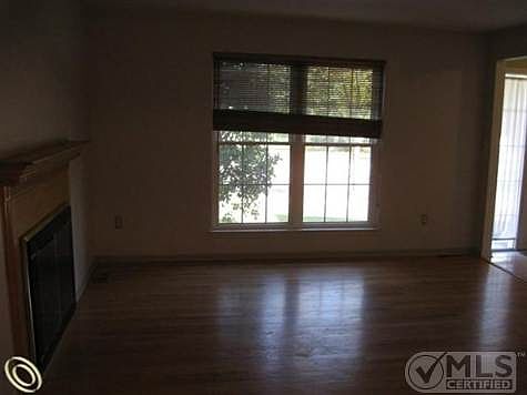 515 Woodland Hills Dr - Living R