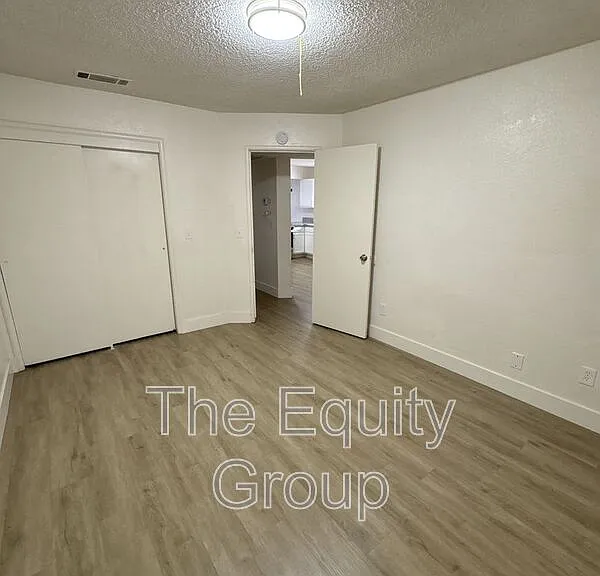 2113 W Inyo Ave — Photo 12
