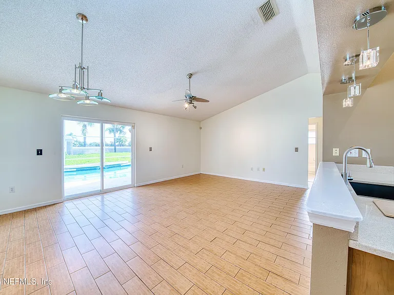 5628 Loma Vista Dr W — Photo 17