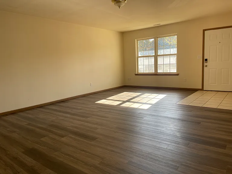 641 Eagle Ridge Dr — Photo 2