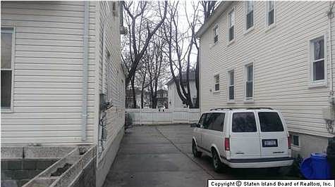 3rd image of 1137 Victory Blvd