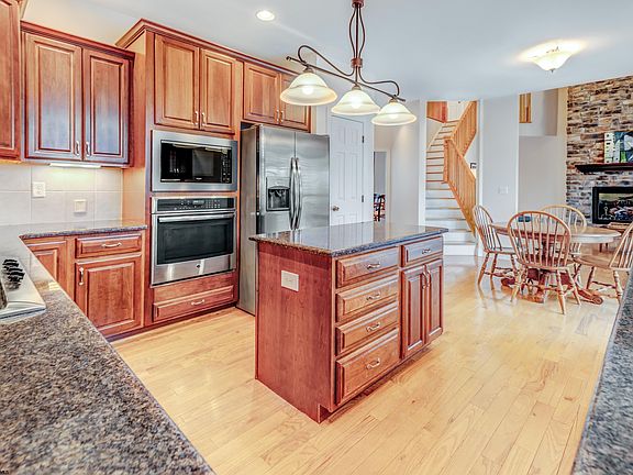 3rd image of 19 Garden Ln
