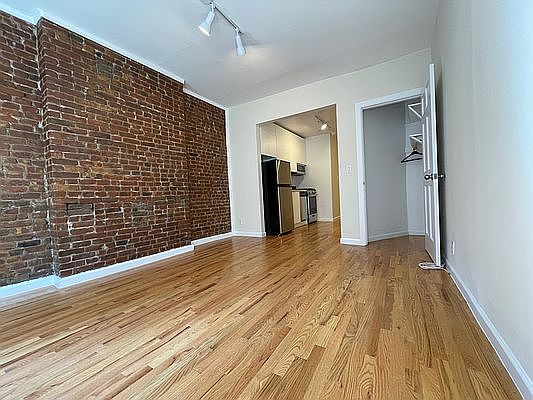 4th image of 423 W 45th St APT 2FW