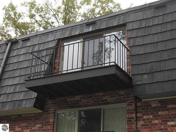 3rd image of 129 Fair St
