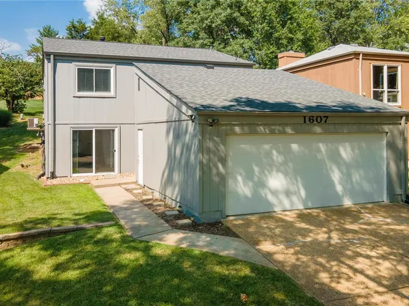1607 Country Hill Ln, Ballwin, MO 63021