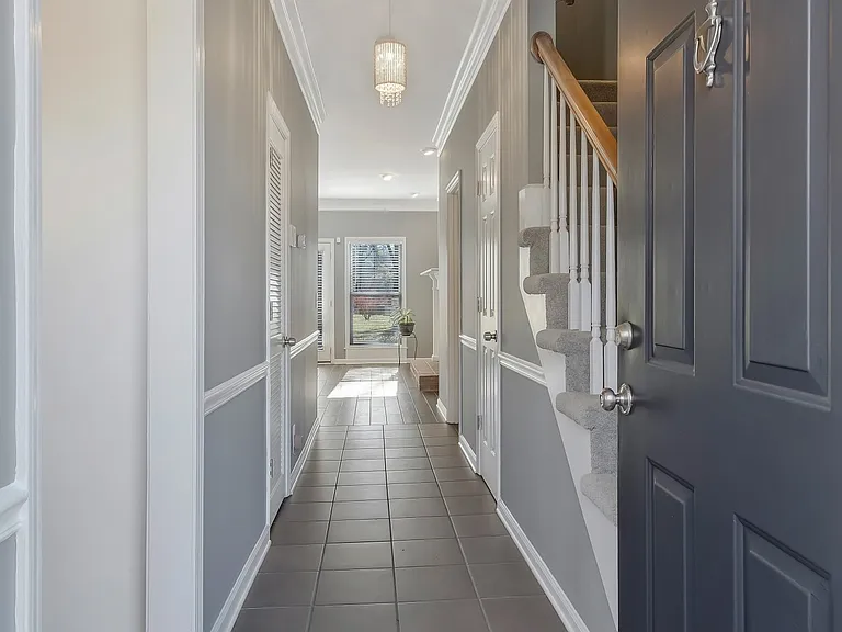 1005 Glendale Ln — Photo 4