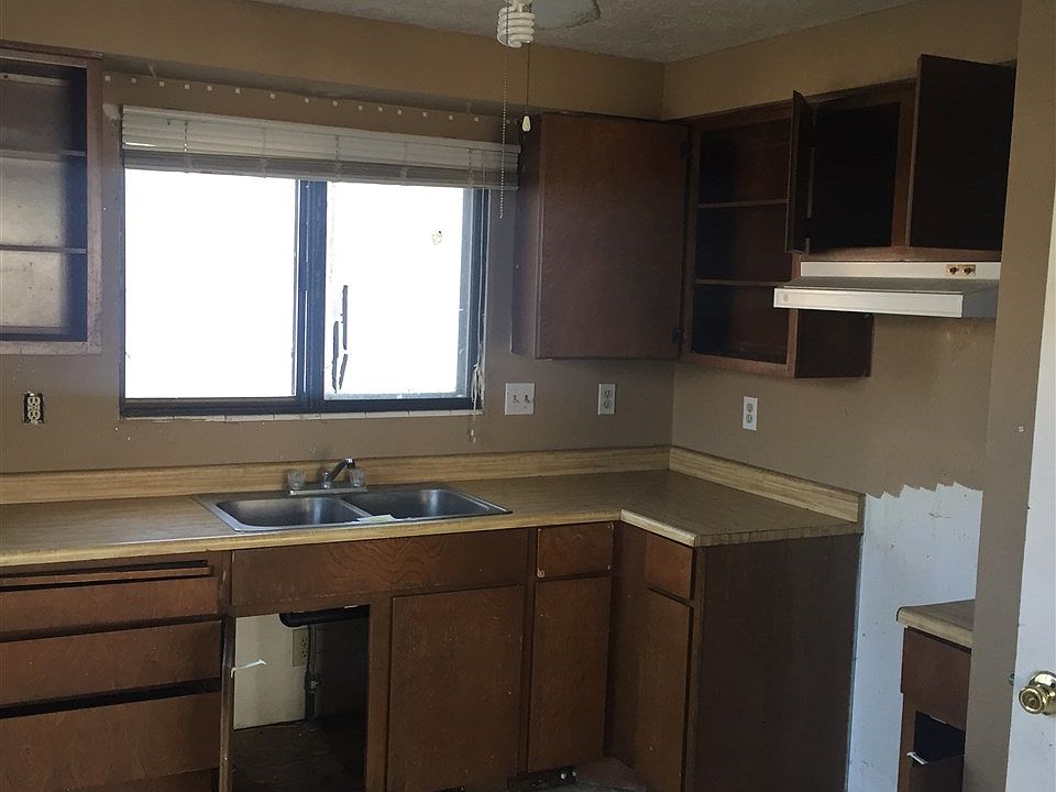 2nd image of 826 Westwood Dr #0