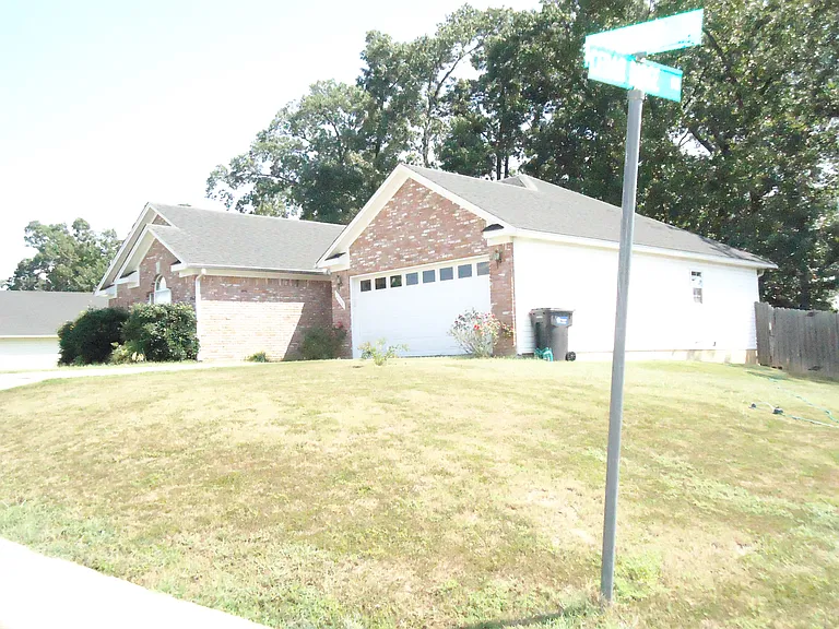 2106 Redwood Dr — Photo 5