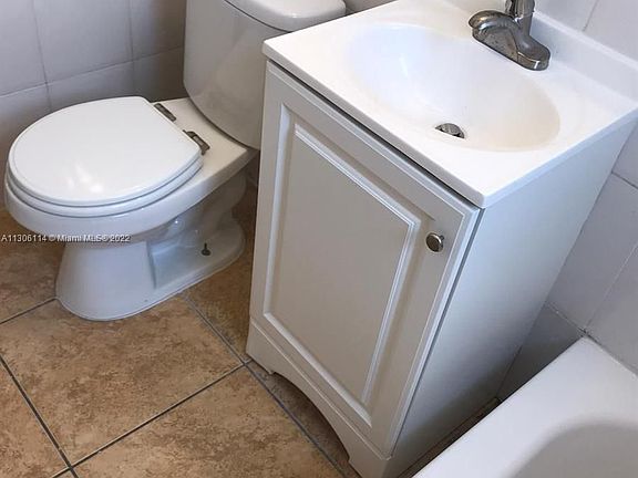 5th image of 1525 NW 1st Pl APT 25