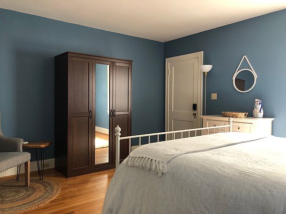 4th image of 109 Vintage Ave #1