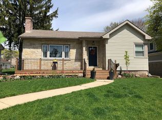 120 E Woodworth Pl, Roselle, IL 60172