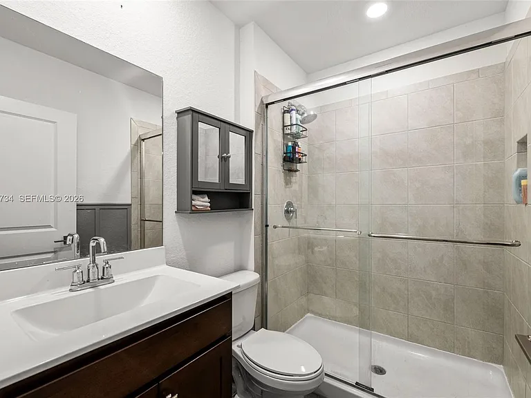 525 NE 6th Pl — Photo 14