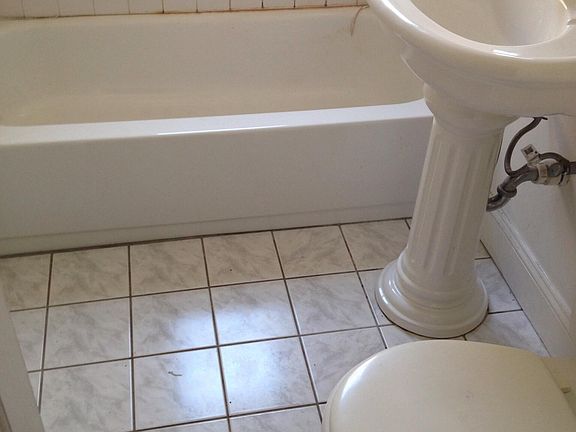 3rd image of 1943 W Winnemac Ave #3A