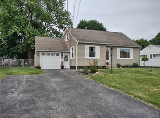 205 Lynnhaven Dr, North Syracuse, NY 13212