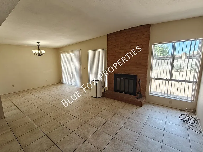 2618 S Camino Seco — Photo 3