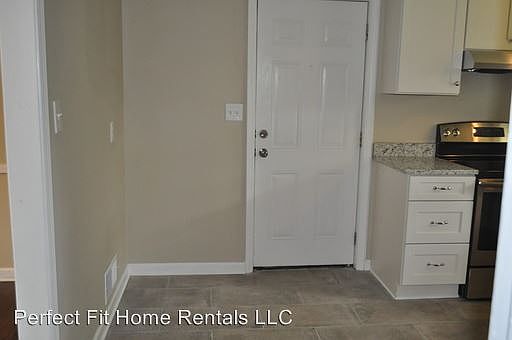 5th image of 940 Lake Ct SE