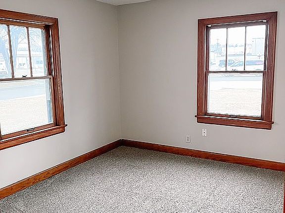 3rd image of 840 W 7th St