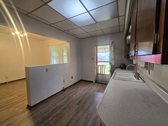5th image of 37 Walnut St