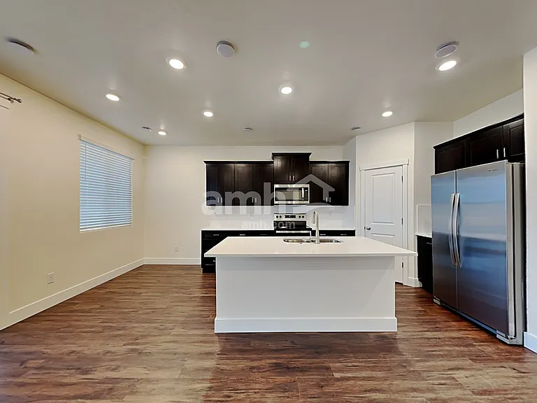 1271 E Ludlow Dr — Photo 3