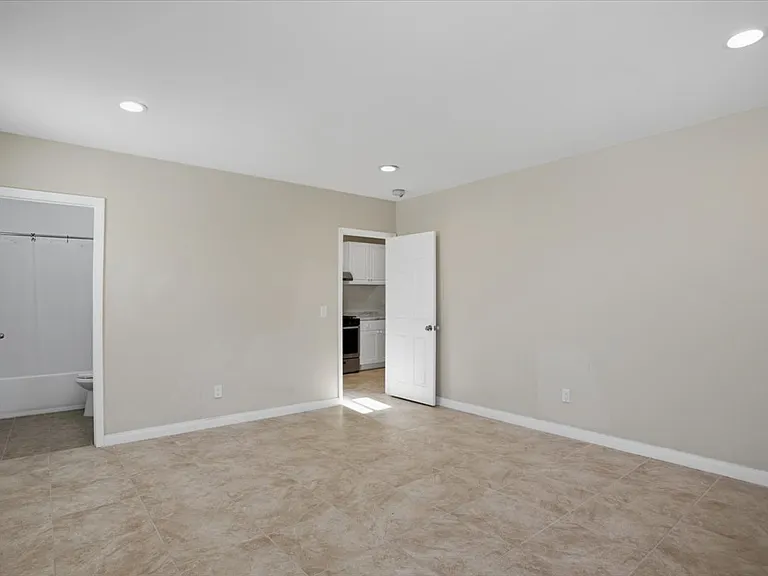 7542 White Oak Ave — Photo 15