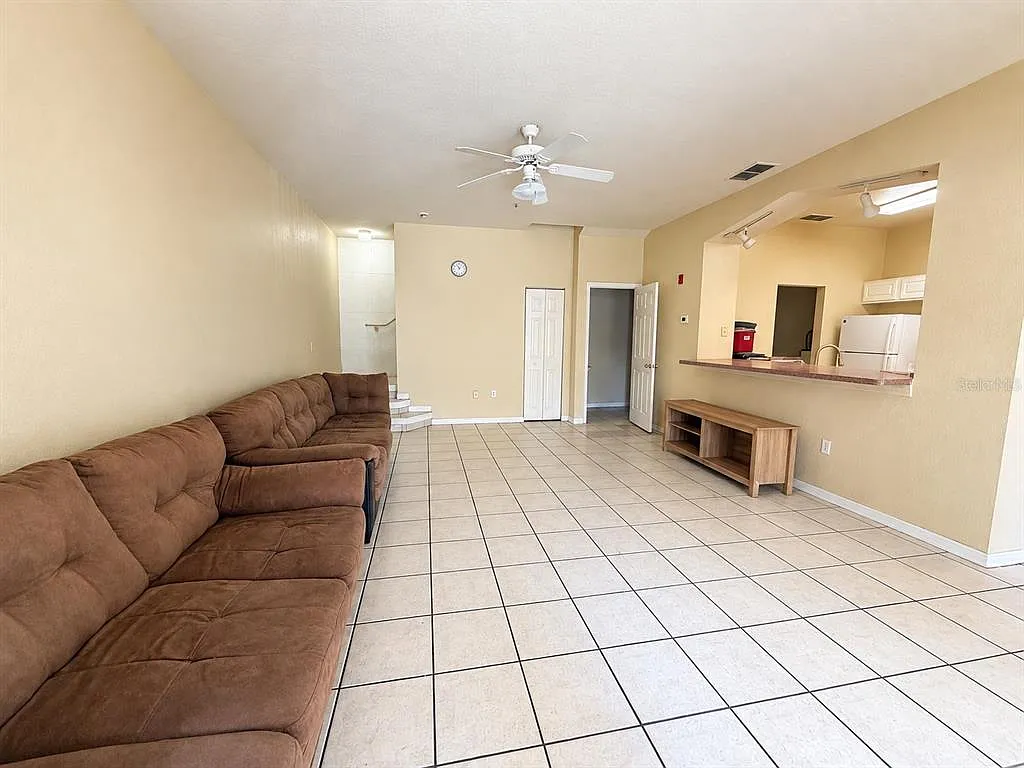 4 bed, 3.5 bath, 2075 sqft, $2,390 — Photo 2