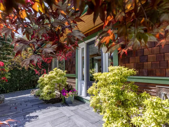 1320 Eagle Cliff Rd, Bowen Island, BC V0N 1G1