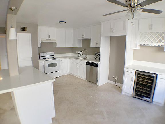 5th image of 18547 Collins St APT B5
