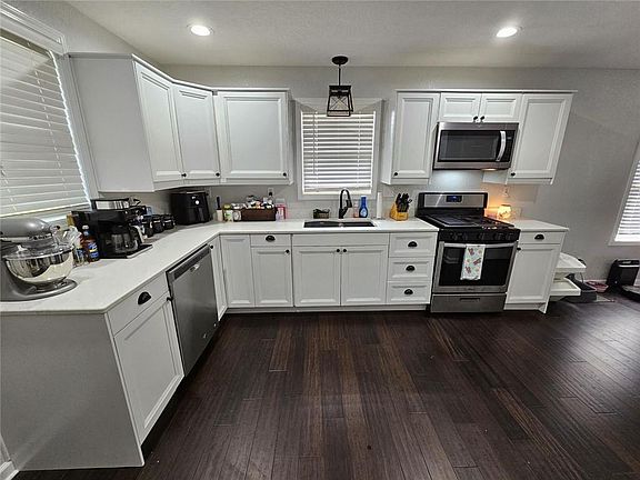 4th image of 2826 Oak St