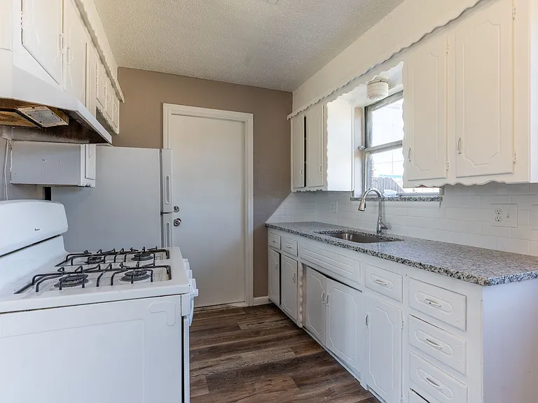 1212 N Janeway Ave — Photo 9