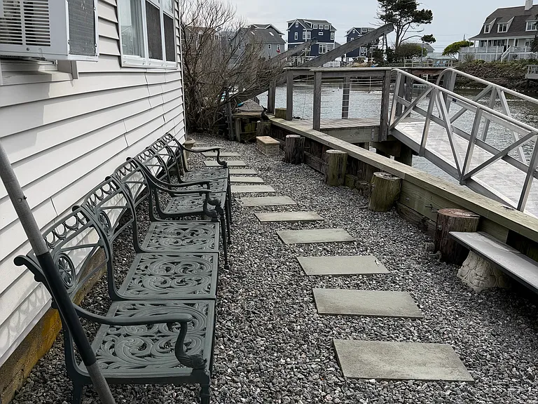 2060 Fairfield Beach Rd — Photo 10