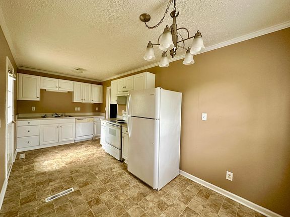 4th image of 205 Derwood Cir