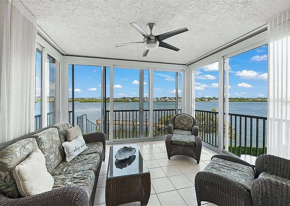 Magnificent Intra-Coastal Waterway views from a hurricane rated enclosed lanai!