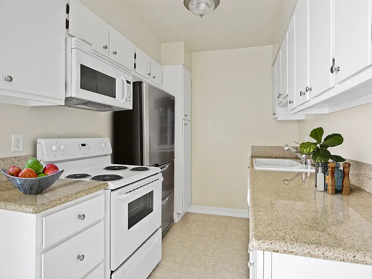 115 Doheny Apartments — Photo 12