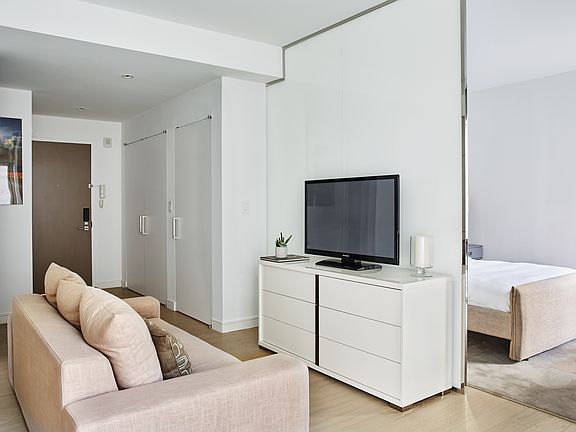3rd image of 555 W 43rd St #Penthouse 7