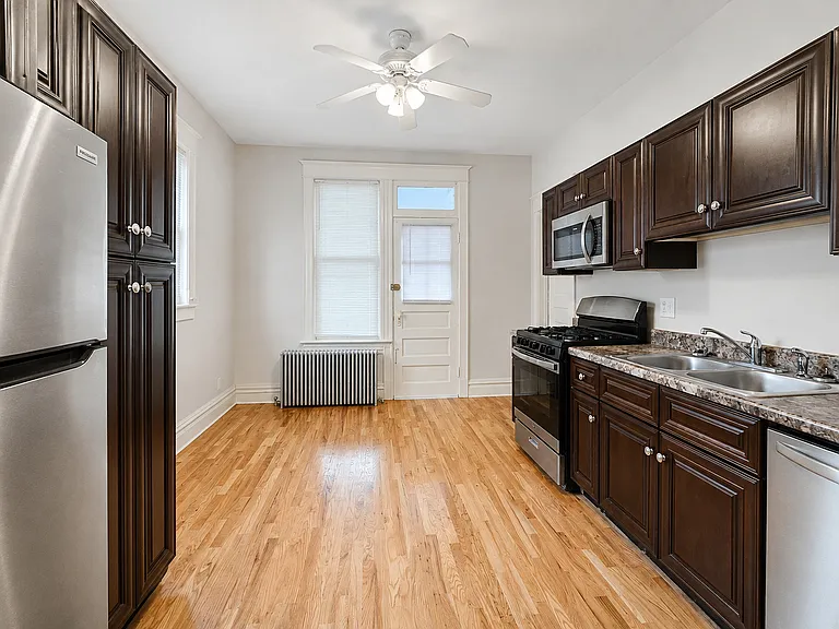 3722 N Bosworth Ave #1R — Photo 3
